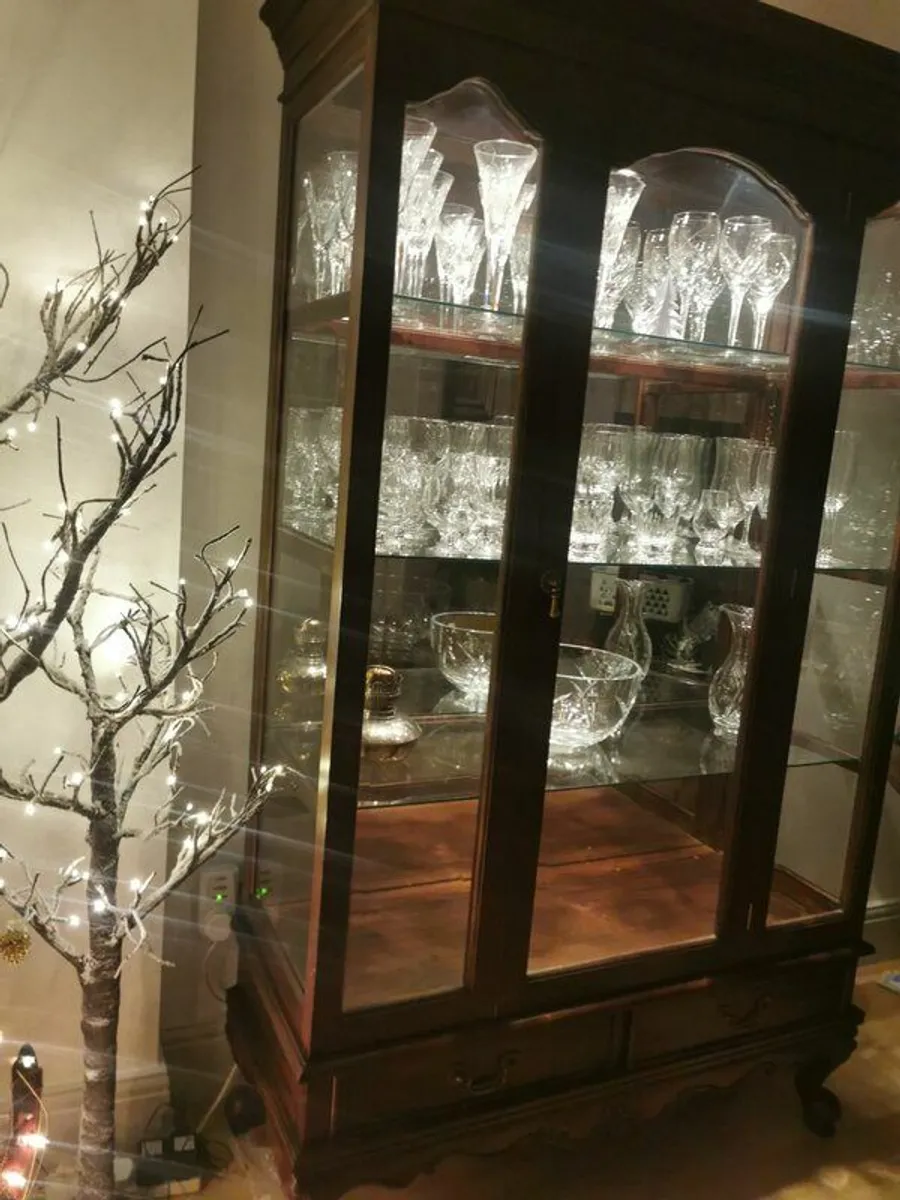 Antique look Mahogony glass cabinet with lighting - Image 3