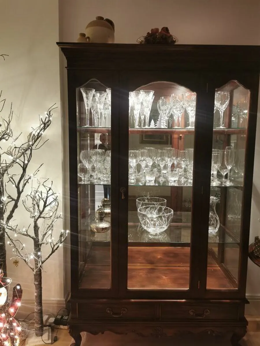 Antique look Mahogony glass cabinet with lighting - Image 4