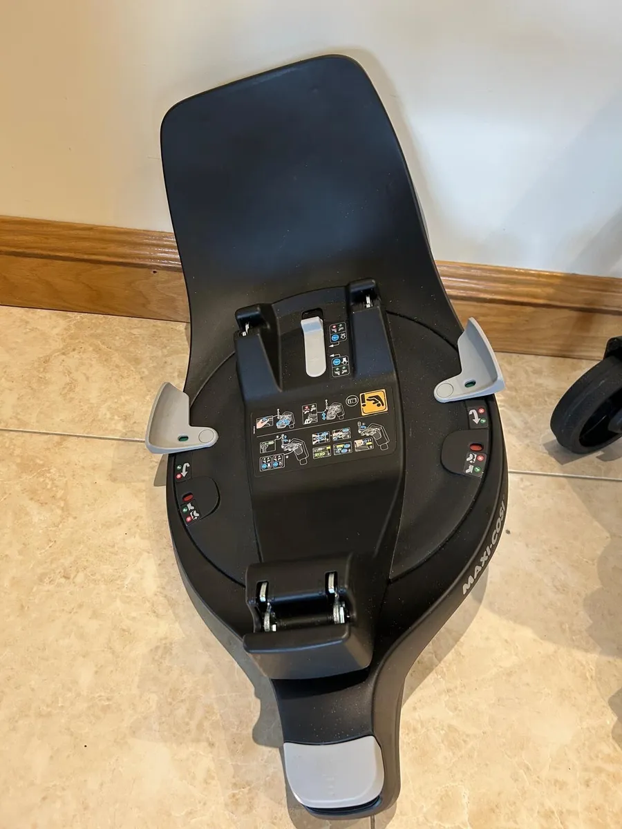Car seat and base - Image 1
