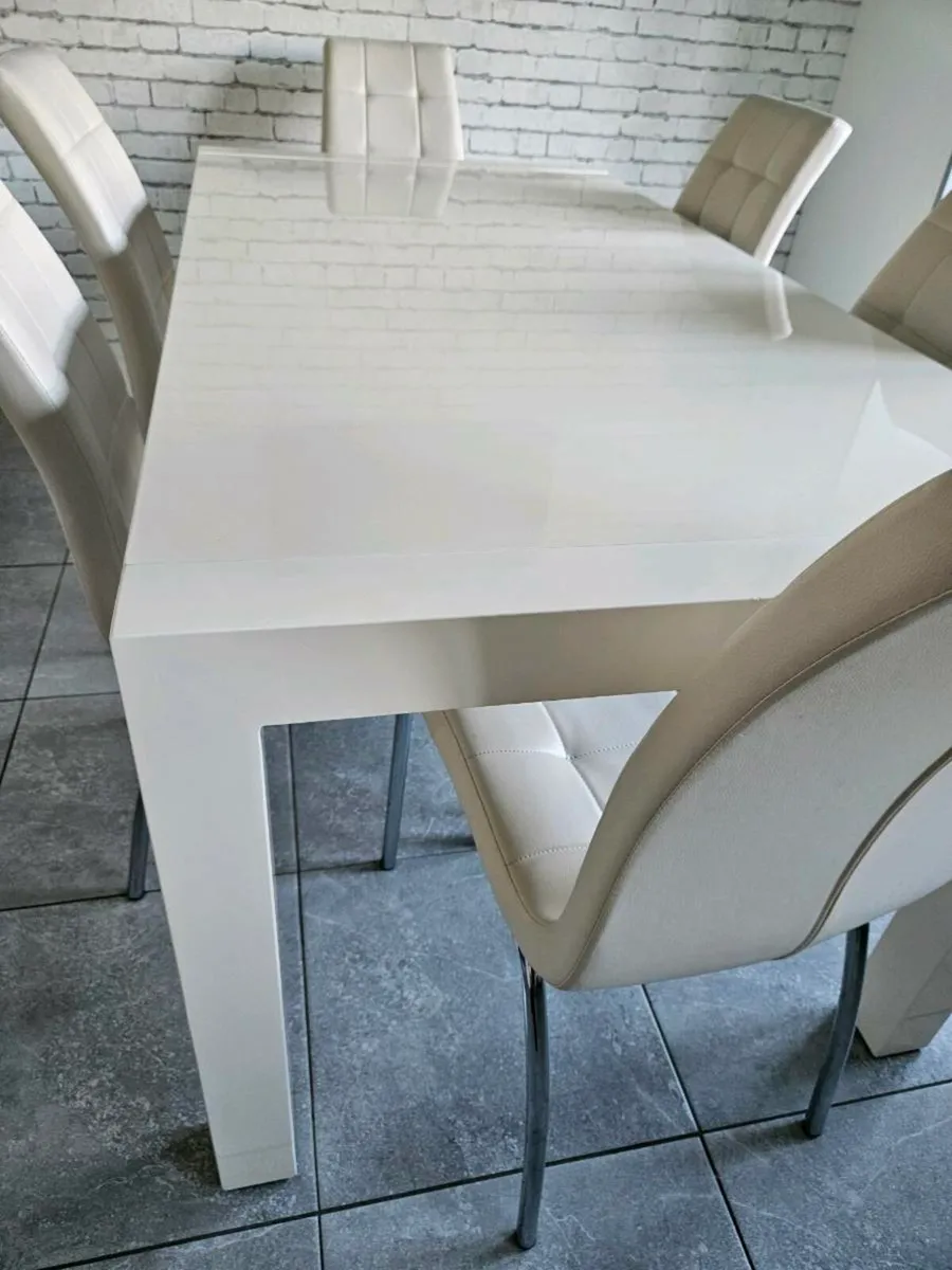 Extendable dining table and chairs - Image 1