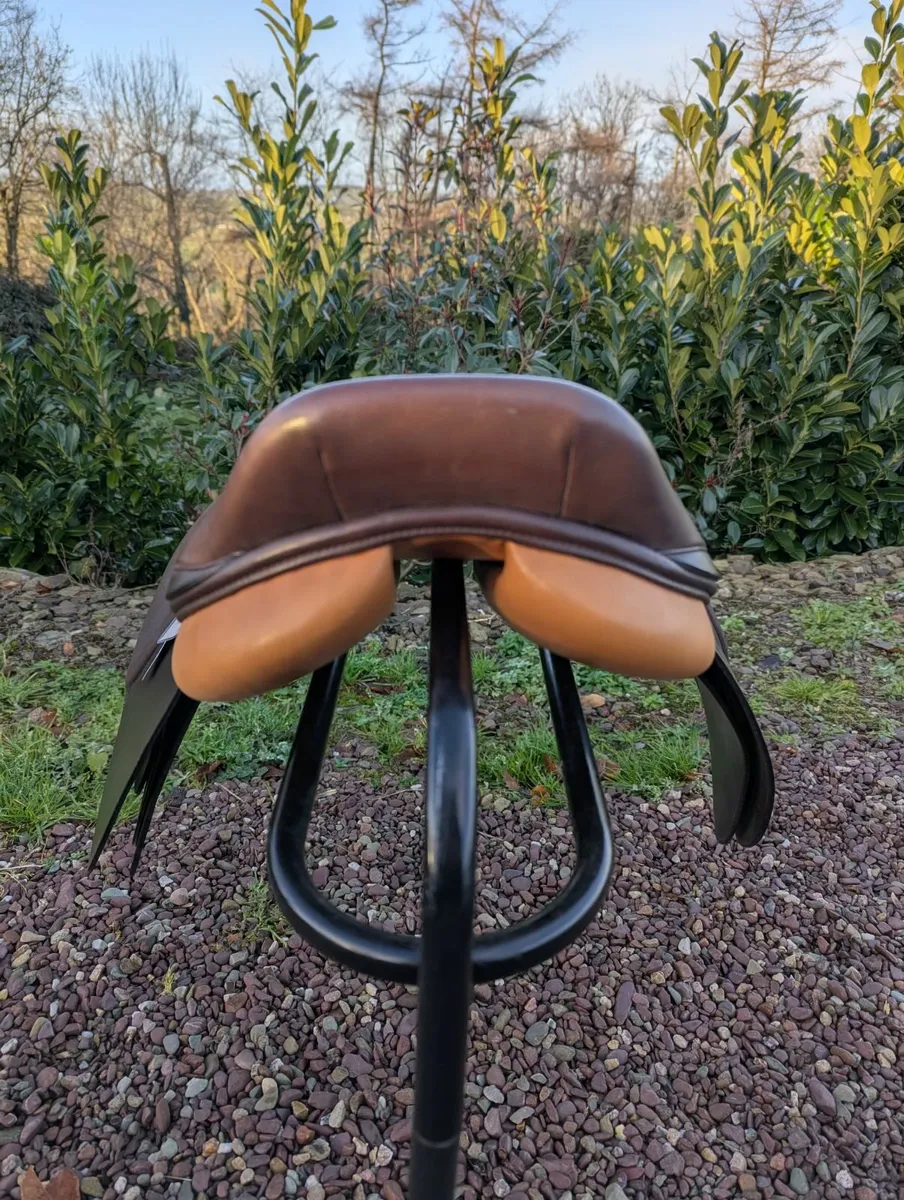 Brand new close contact jump saddle - Image 4
