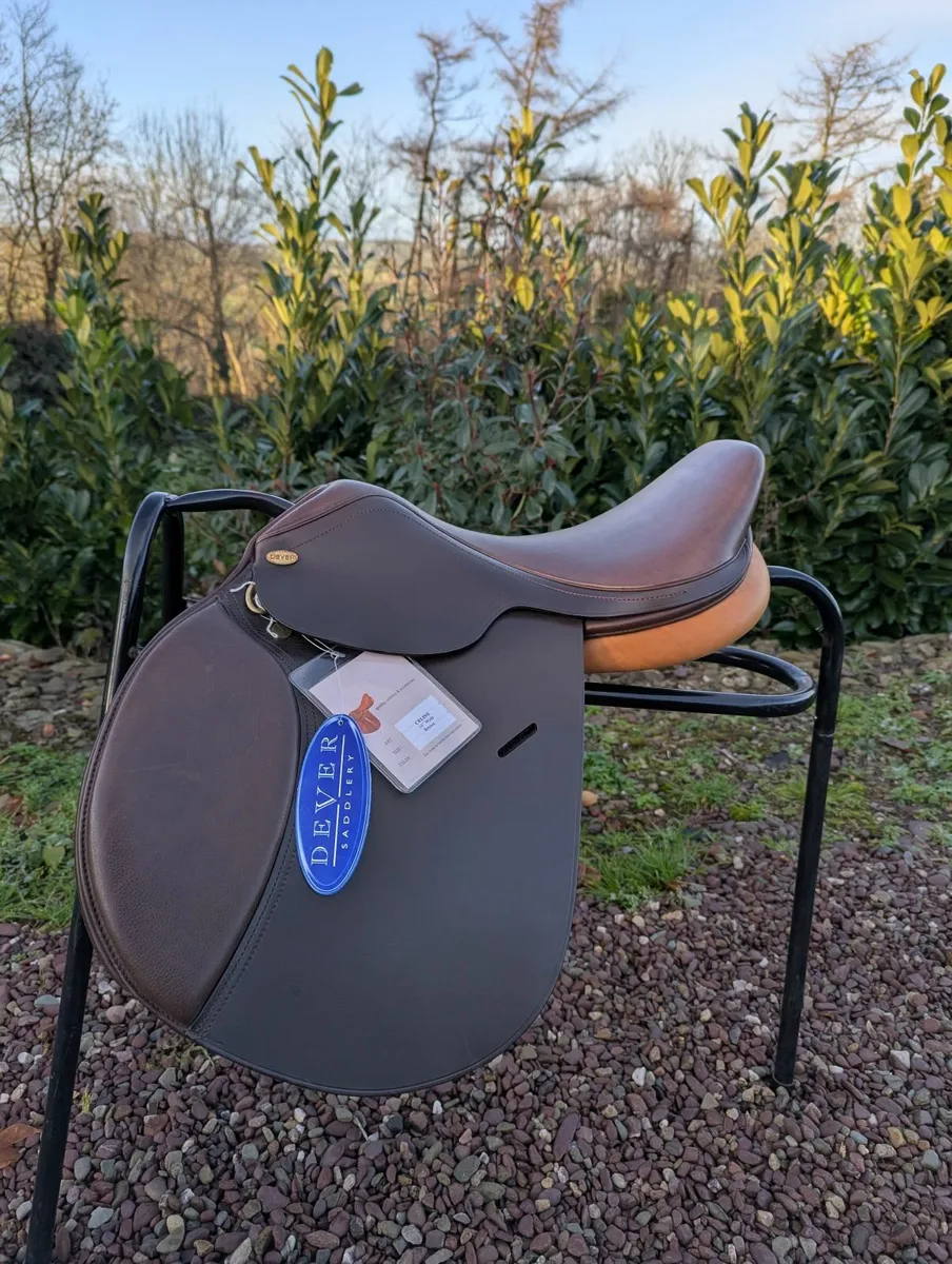 Brand new close contact jump saddle - Image 1
