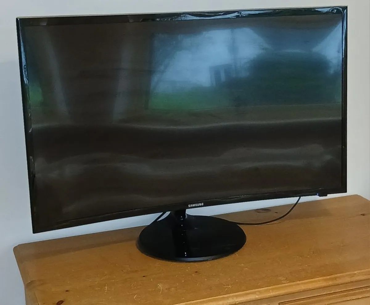 Samsung 32'' curved smart TV - Image 1