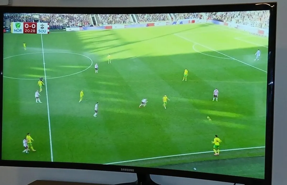 Samsung 32'' curved smart TV - Image 2