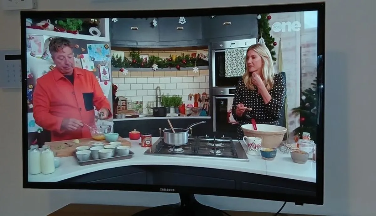 Samsung 32'' curved smart TV - Image 4