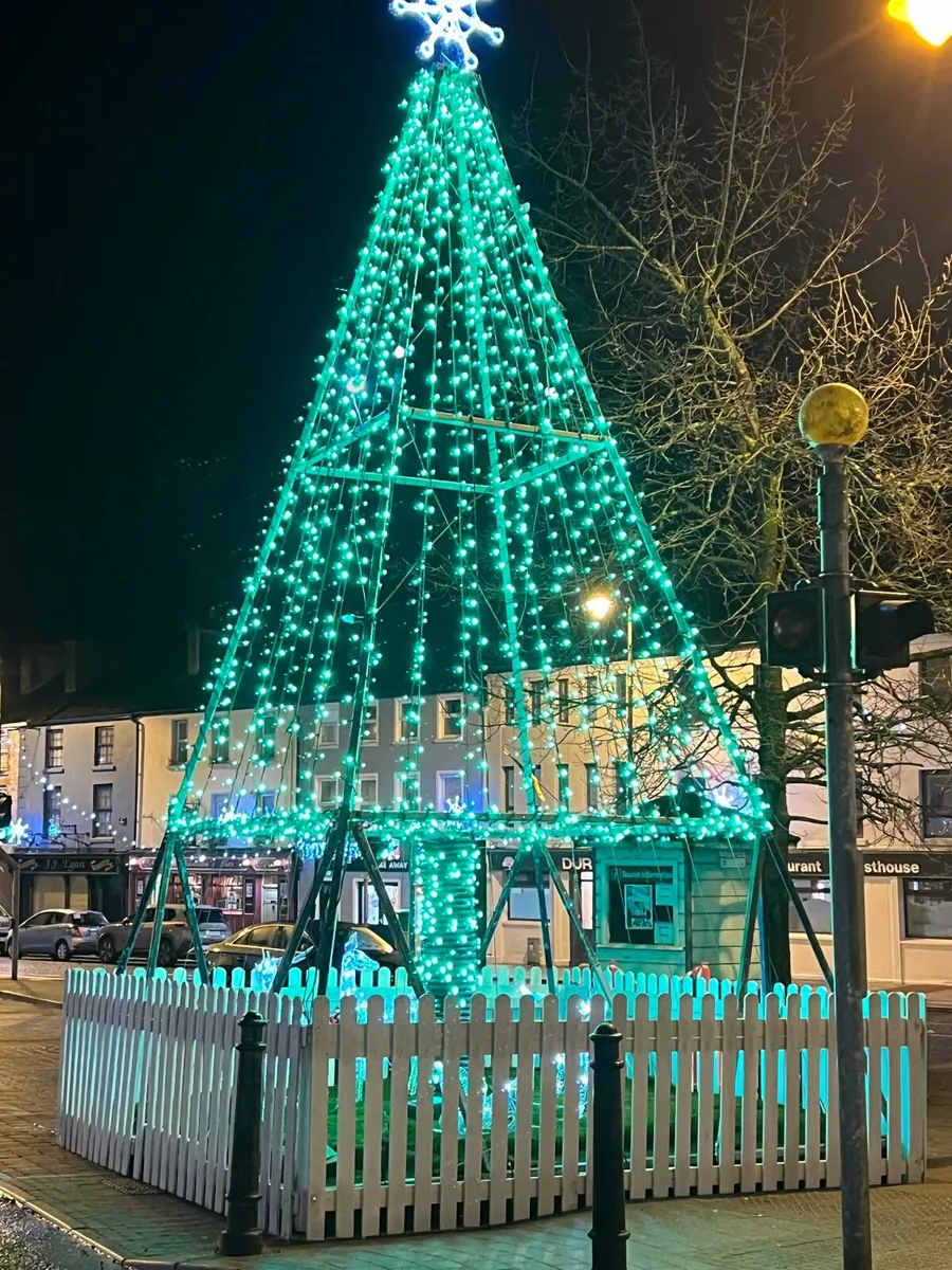 House for Sale in Town Center with Parking - Image 1