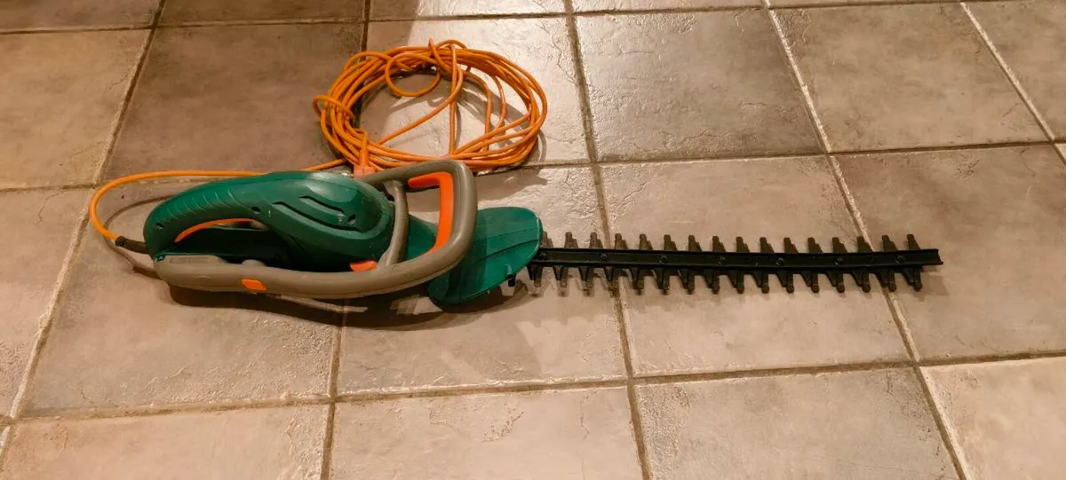 Black n decker wired hedge clipper - Image 1