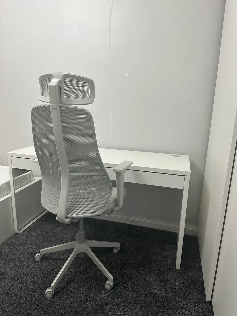 Desk, white, 142x50 cm and chair - Image 1