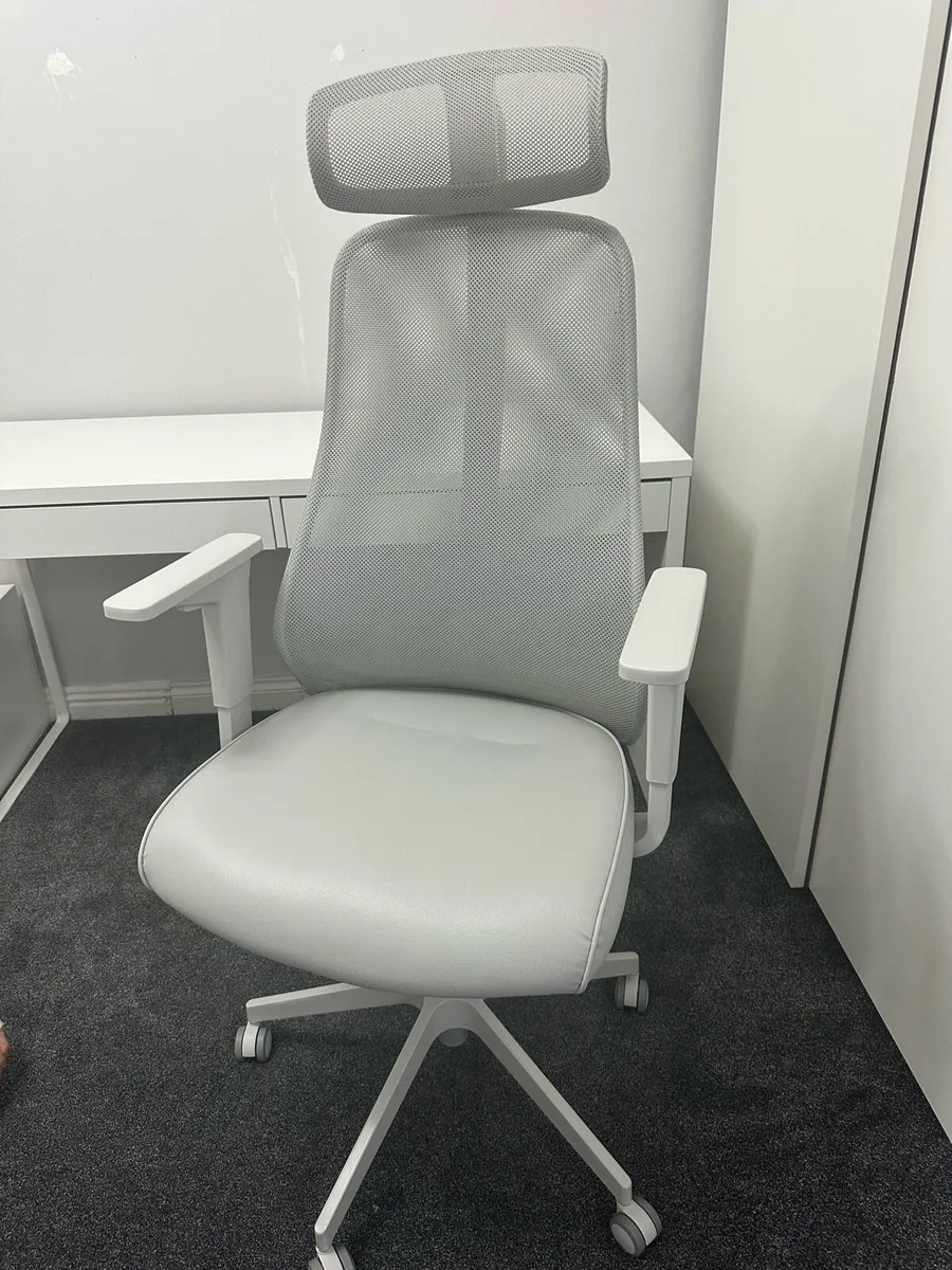 Desk, white, 142x50 cm and chair - Image 3