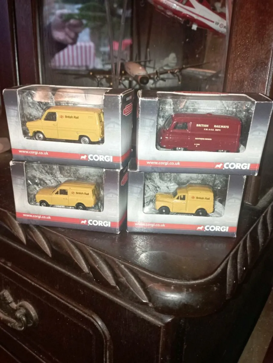 CORGI TRACKSIDE BRITISH RAILROAD MORRIS'S VANS - Image 1