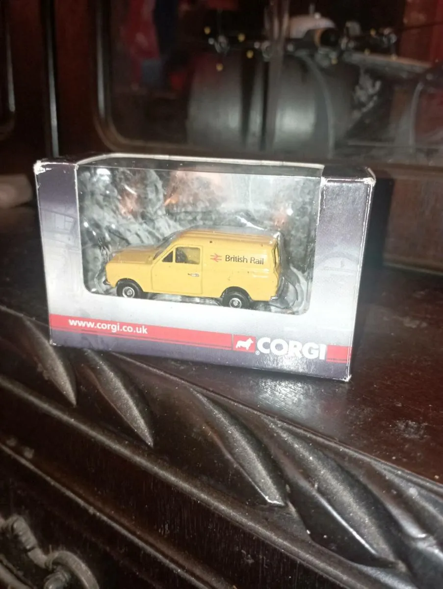 CORGI TRACKSIDE BRITISH RAILROAD MORRIS'S VANS - Image 2