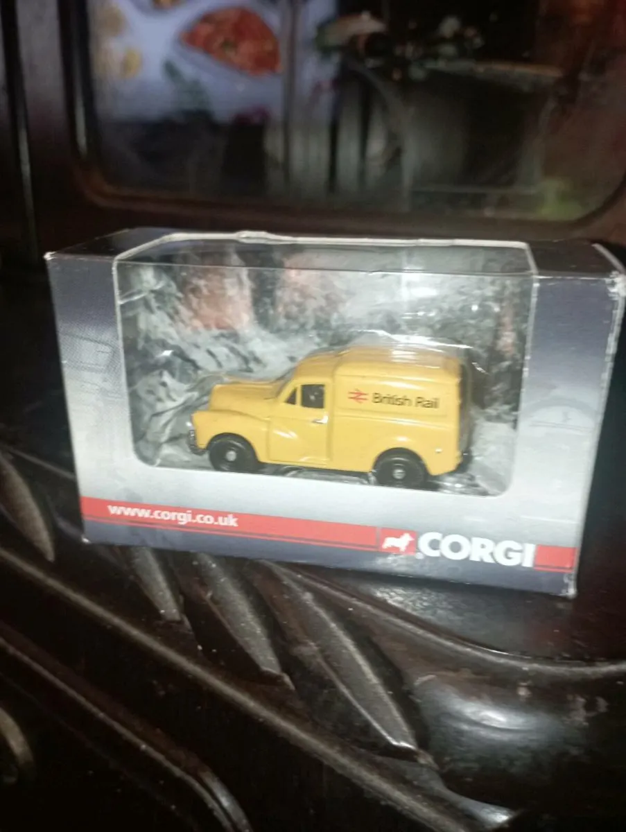 CORGI TRACKSIDE BRITISH RAILROAD MORRIS'S VANS - Image 3
