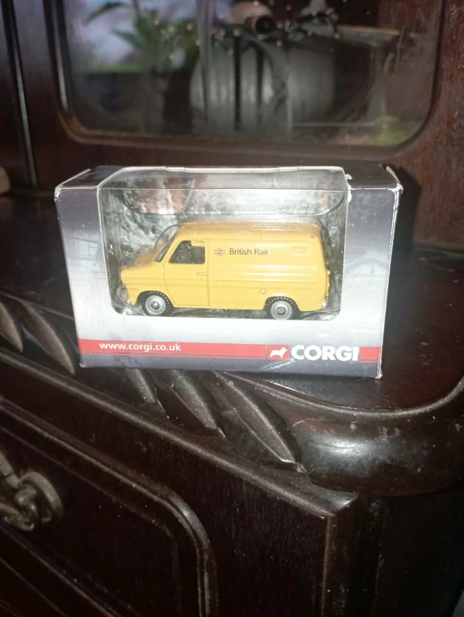 CORGI TRACKSIDE BRITISH RAILROAD MORRIS'S VANS - Image 4