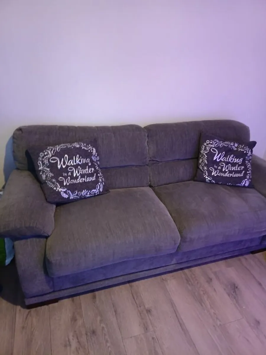 2 seater sofa great condition free to take away - Image 1