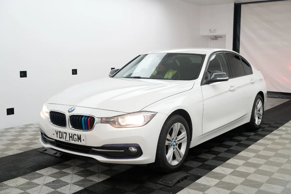 2017 BMW 3-Series 318i - Image 2