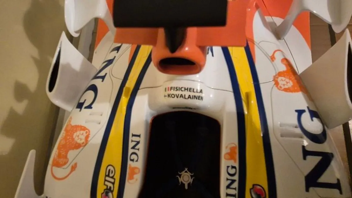 A 1:6 scale limited edition model of the 2007 Season ING Renault R27 F1 Team car - Image 4