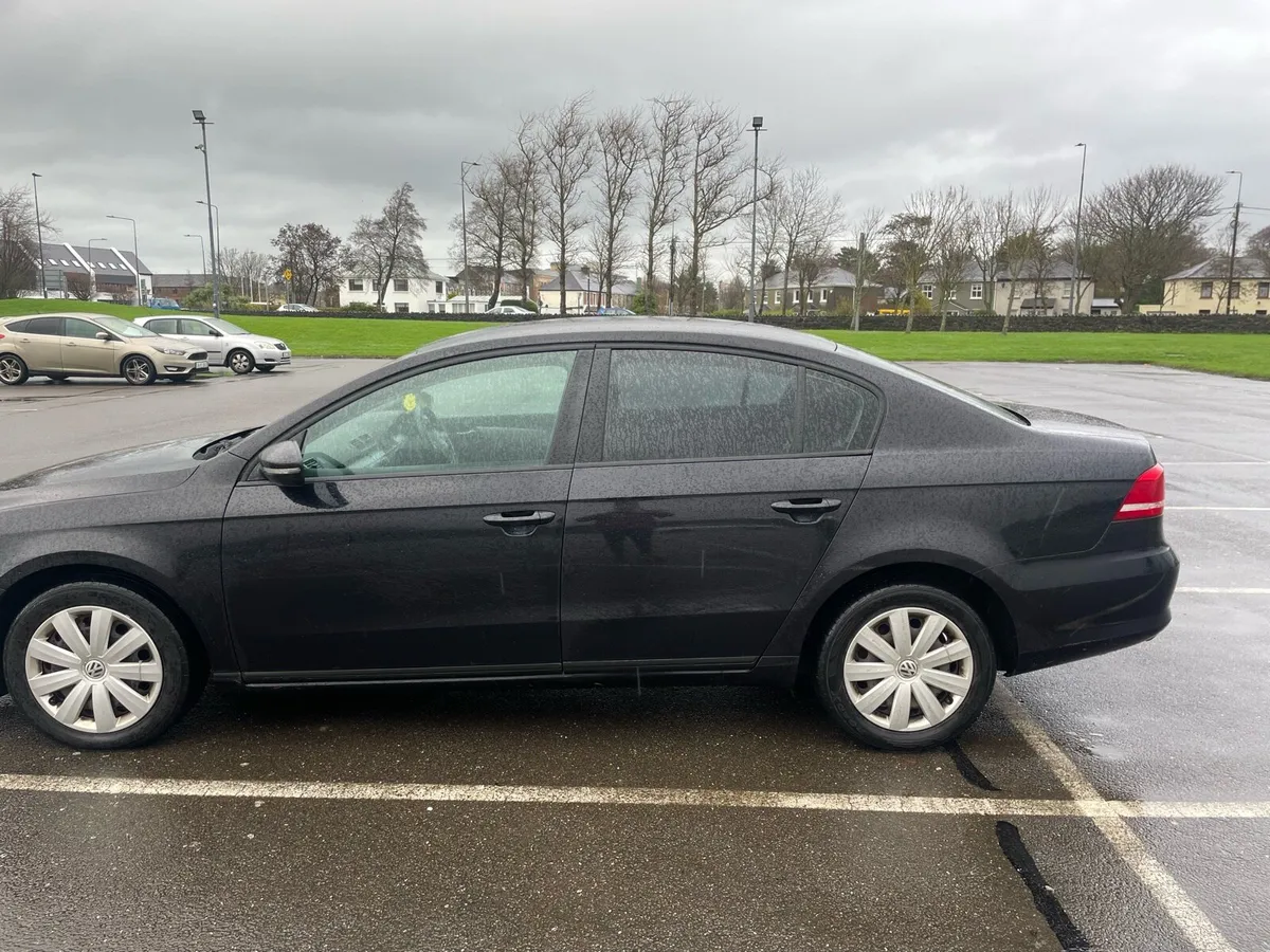 Volkswagen Passat 2011 - Image 2
