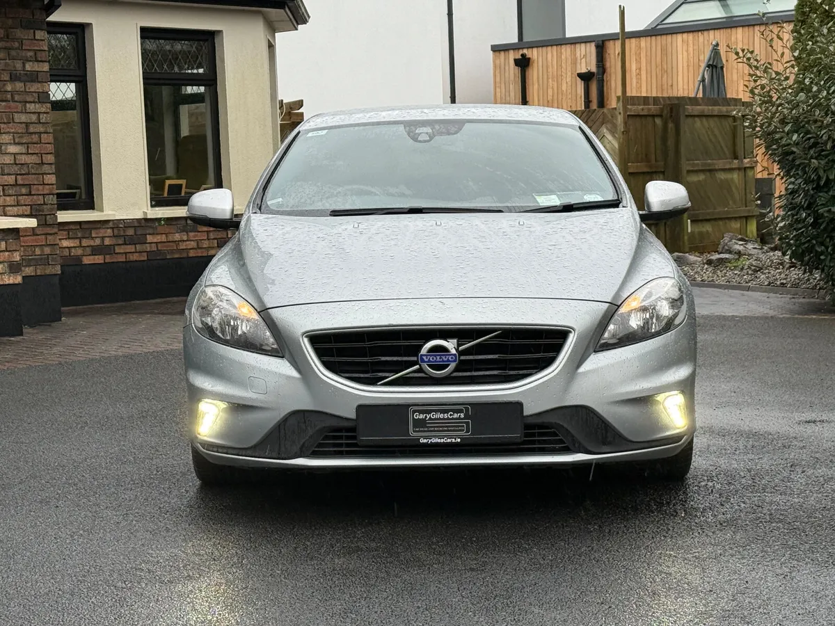 Excellent Condition 161 Volvo V40 R-Design! - Image 2