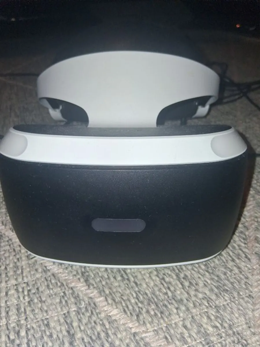 PlayStation 4 VR Headset and 2 motion controllers - Image 1