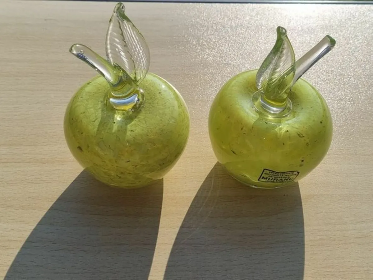 Two Murano Glass Apples - Image 2