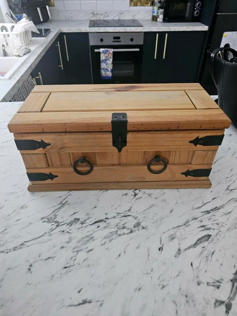 Wooden box - Image 1