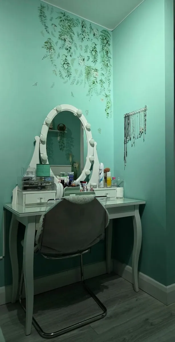 Dressing table and chair - Image 1