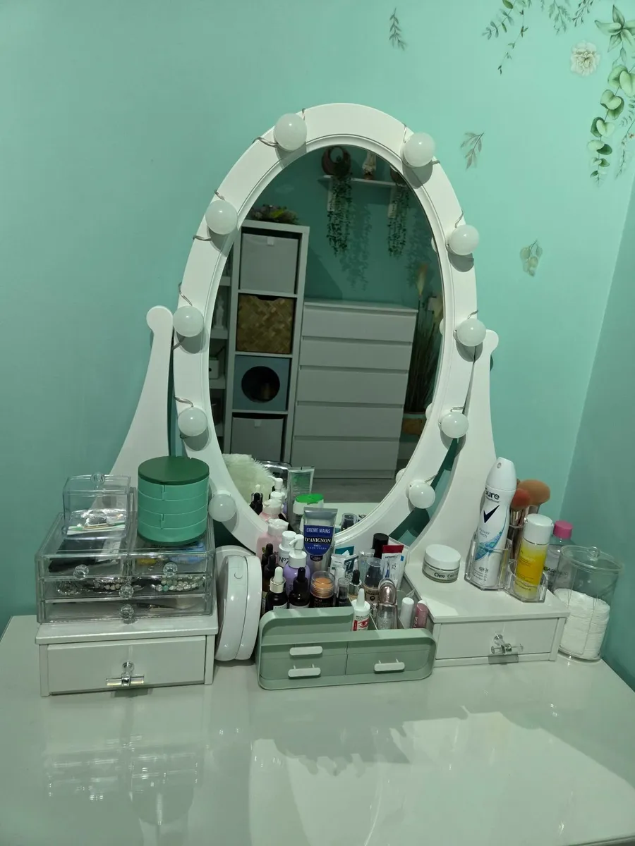 Dressing table and chair - Image 4