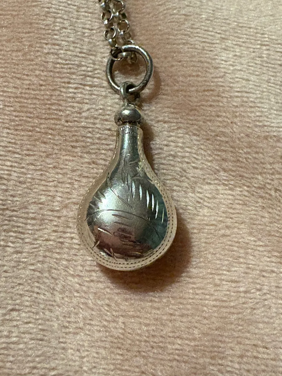 Silver pendent & chain - Image 1