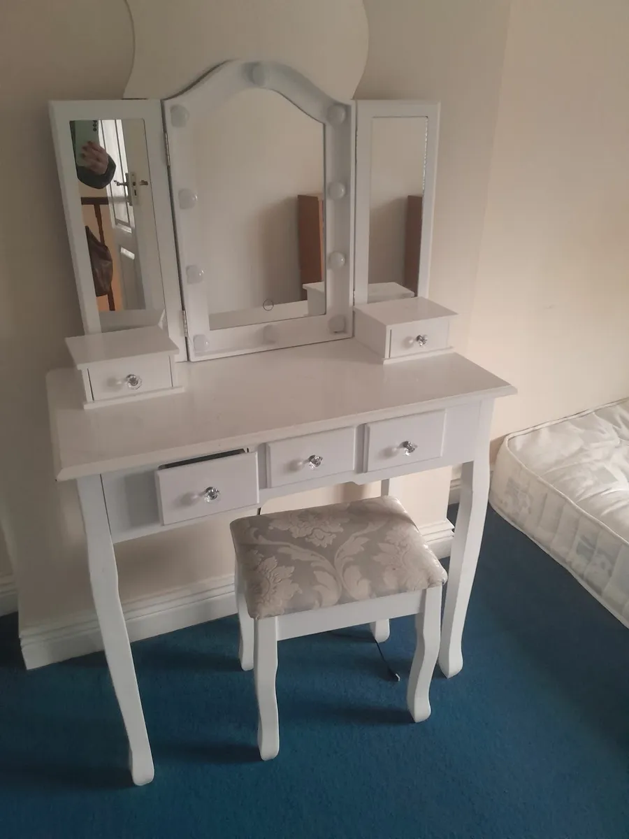 Girls Vanity Table - Image 1