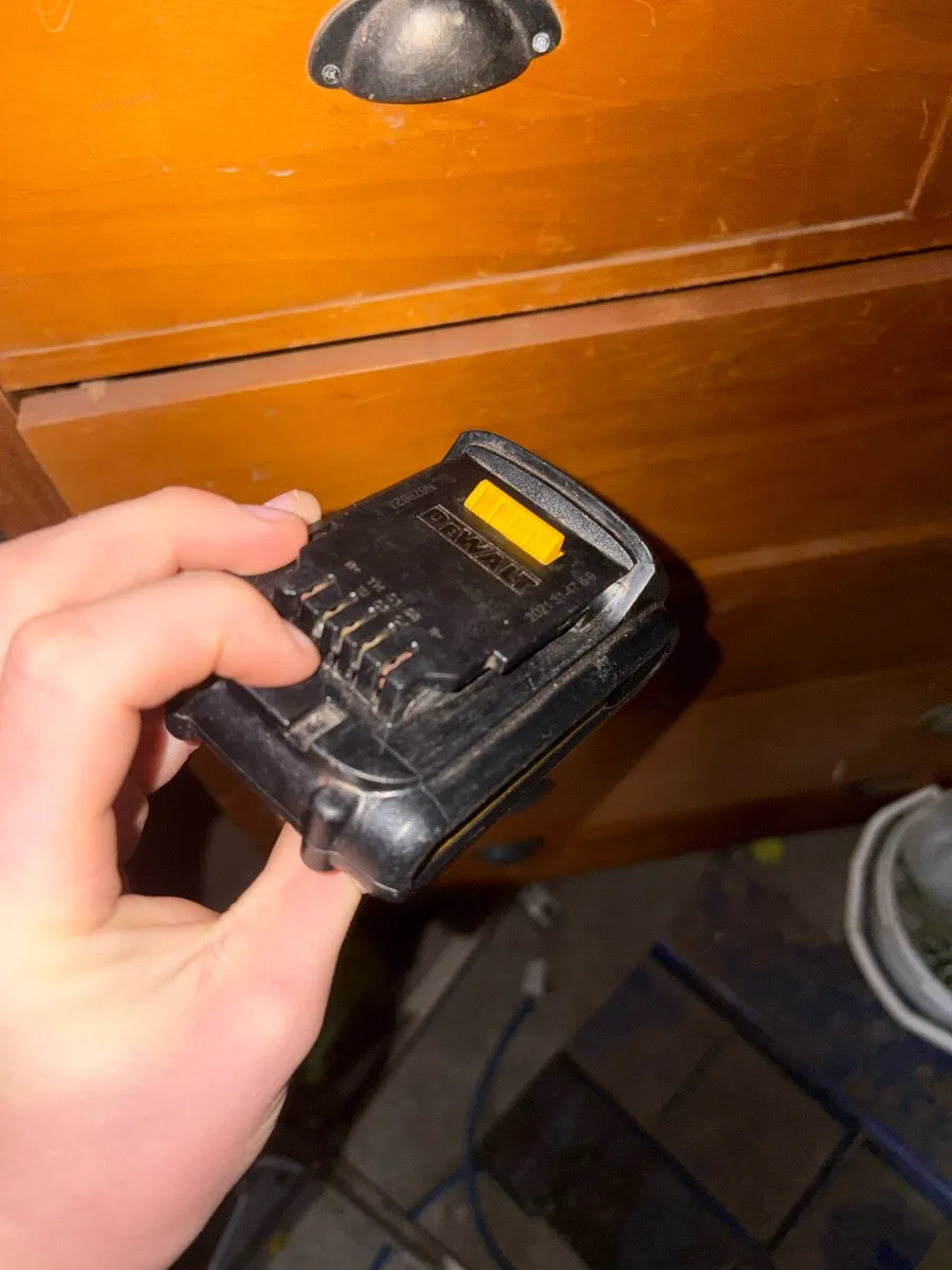 Dewalt battery & charger - Image 3