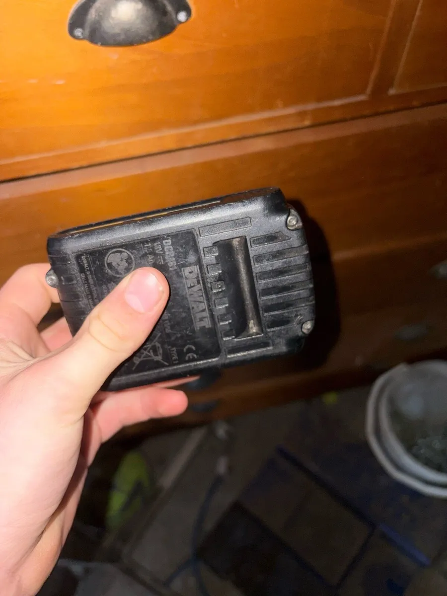 Dewalt battery & charger - Image 4