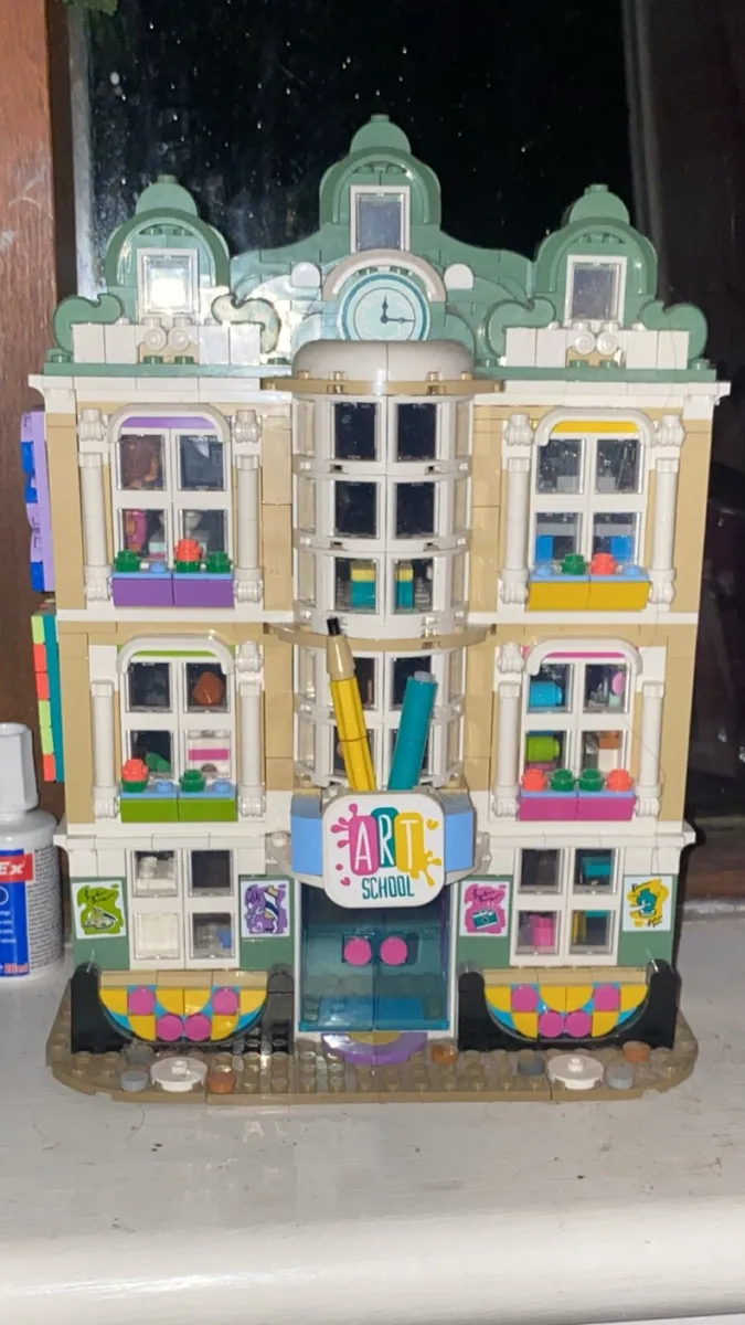 LEGO Friends 41711 Emma’s Art School (Retired) - Image 1
