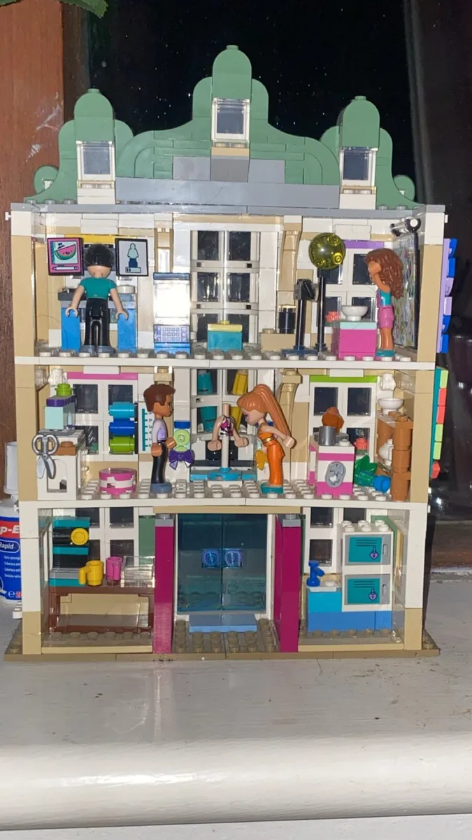 LEGO Friends 41711 Emma’s Art School (Retired) - Image 2