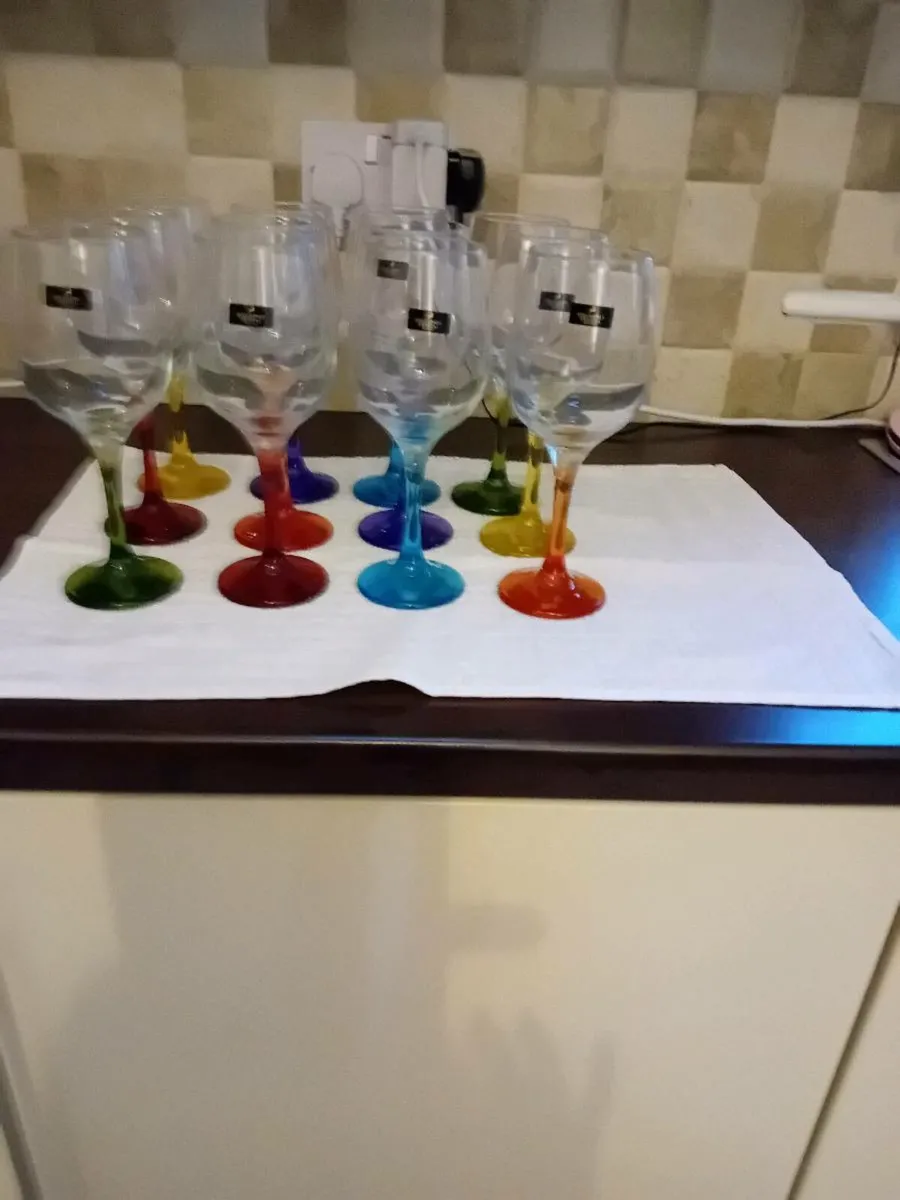 KILLARNEY CRYSTAL WINE GLASSES NEW BOXED - Image 2