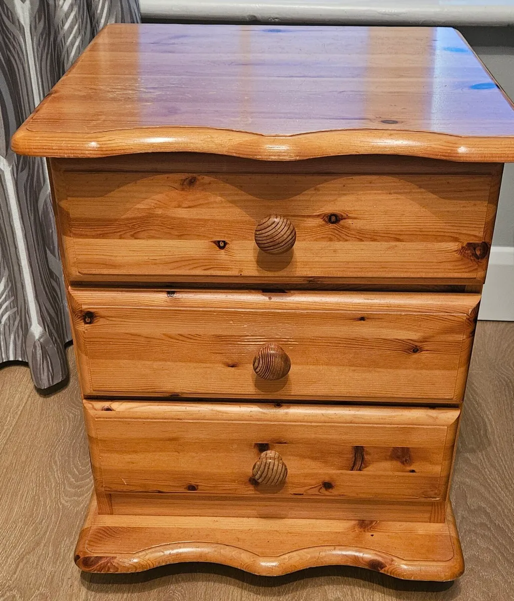 Chest of drawers & 2 bedside lockers - Image 3
