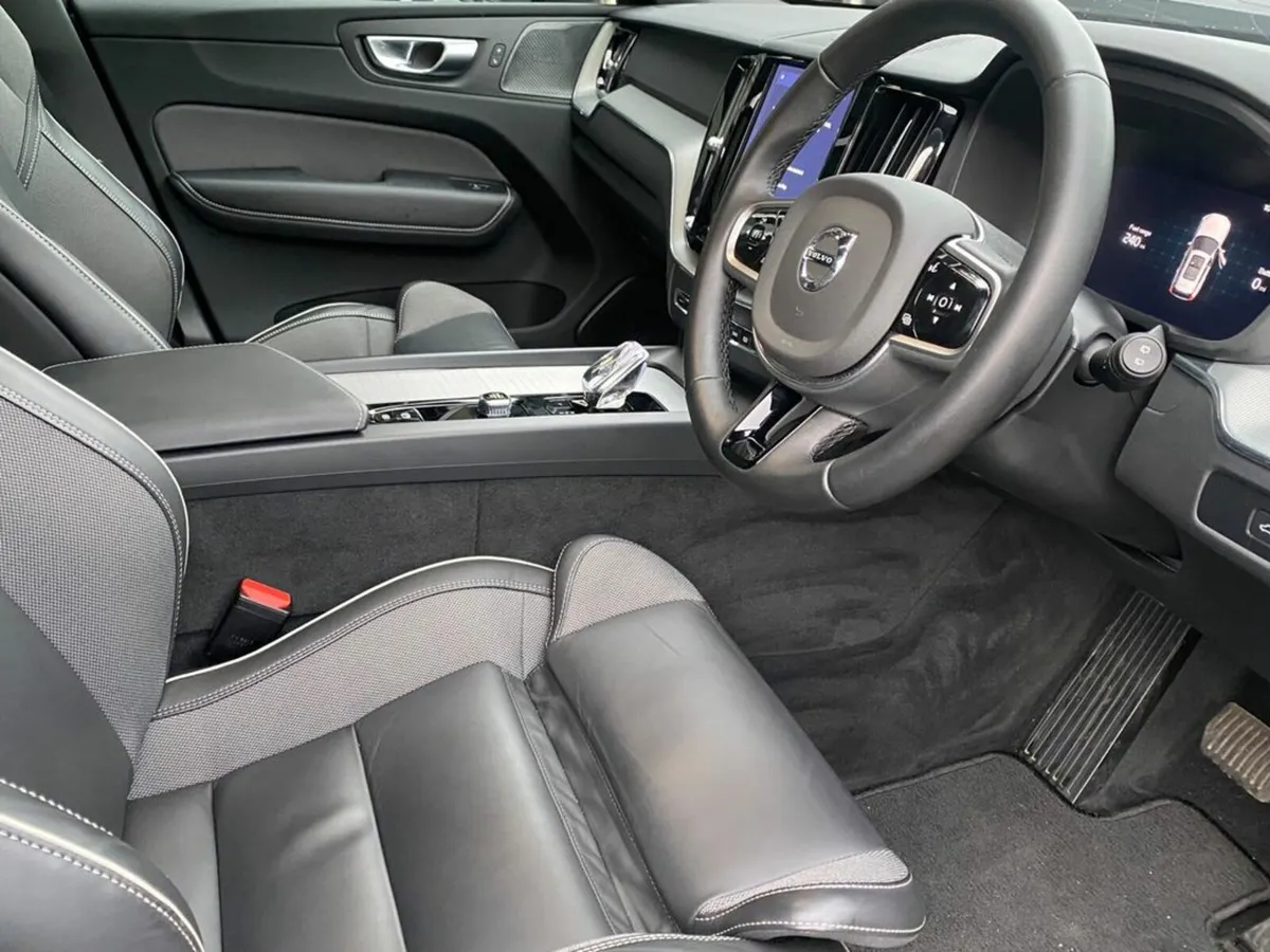 Volvo XC60 T6 Black Edition Plus AWD Recharge Auto - Image 4
