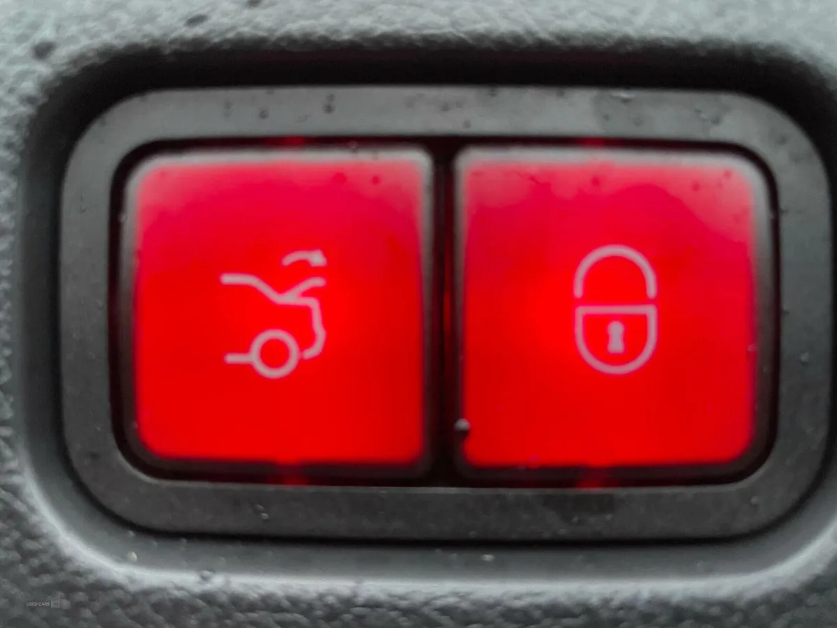 Mercedes-Benz E-Class DIESEL SALOON - Image 4