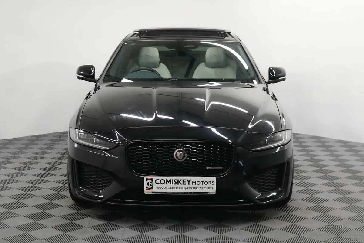 Jaguar XE D200 MHEV R-Dynamic Black - Image 2