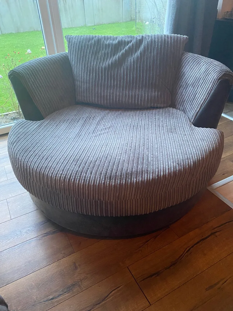 Love/Swivel Seat - Image 1