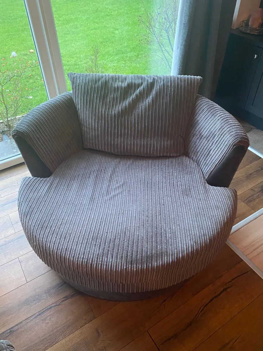 Love/Swivel Seat - Image 2