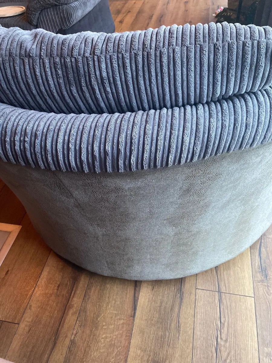 Love/Swivel Seat - Image 3