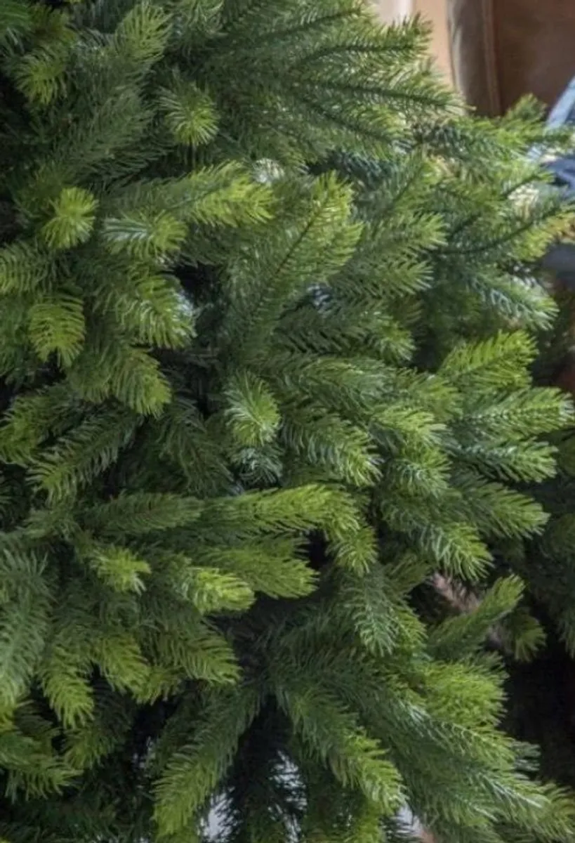 Very realistic 7ft Christmas tree - Image 2