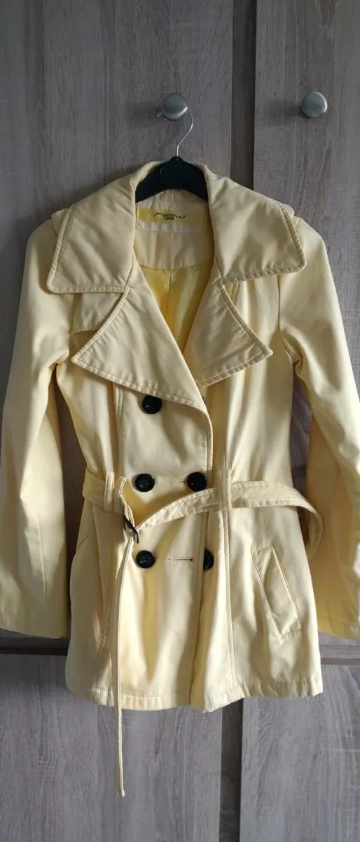 New look yellow coat size fits Xs s worn once - Image 1