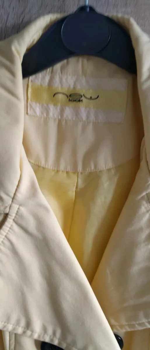 New look yellow coat size fits Xs s worn once - Image 2