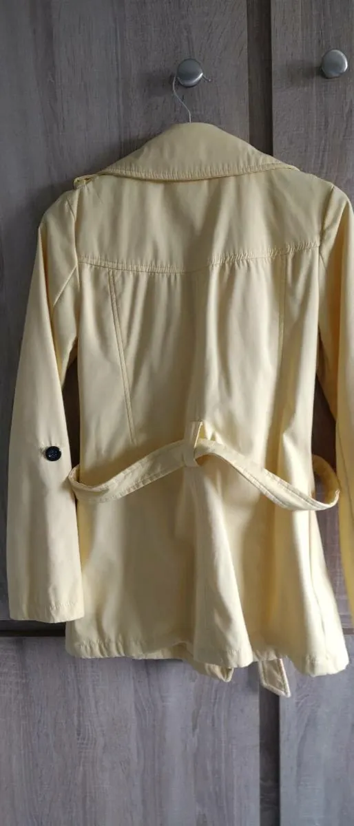 New look yellow coat size fits Xs s worn once - Image 3
