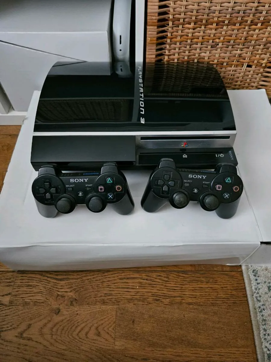 Playsation 3 + 2 controllers - Image 1