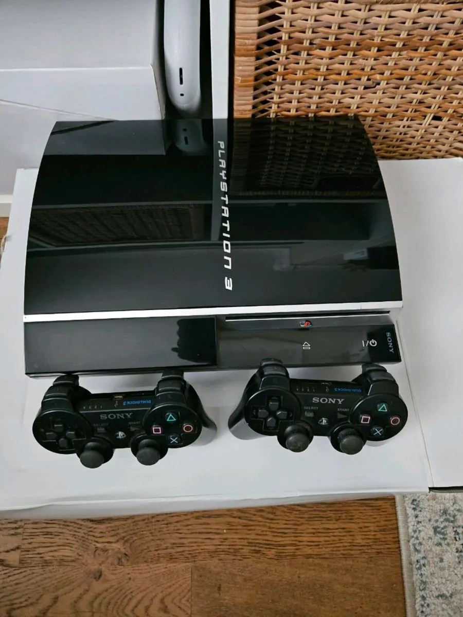 Playsation 3 + 2 controllers - Image 2