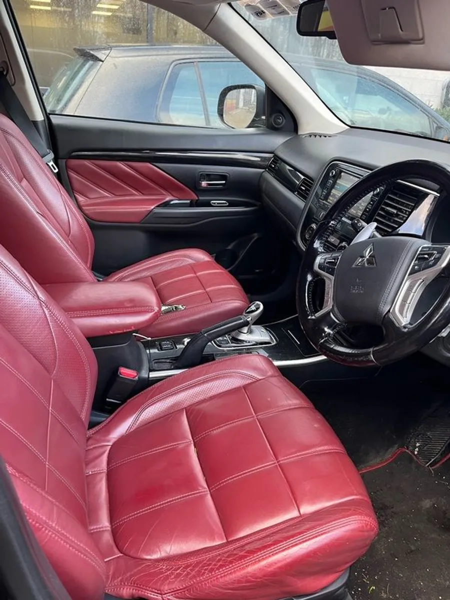 2016 Mitsubishi Outlander GX5hs PHEV top of Range - Image 4