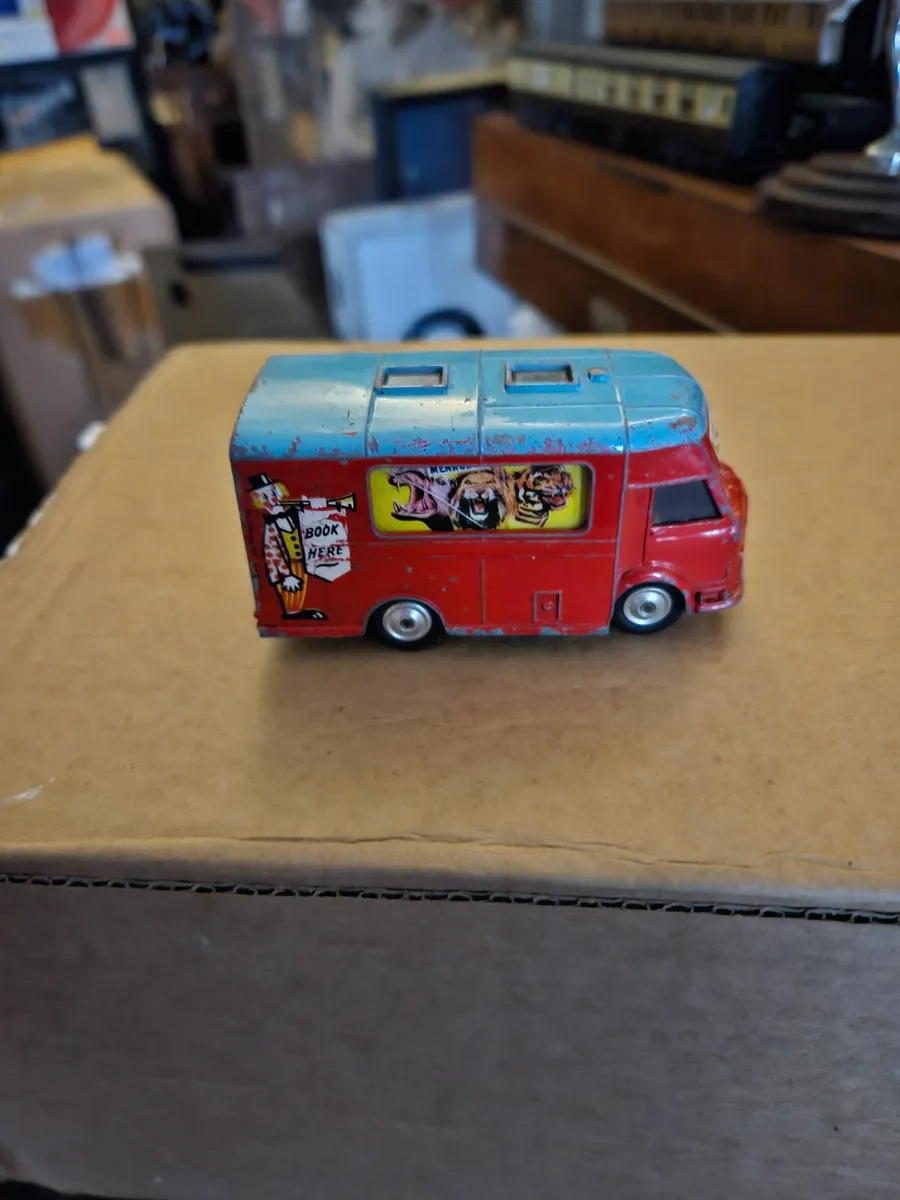 Corgi 1970's Chipperfields Circus Van - Image 1