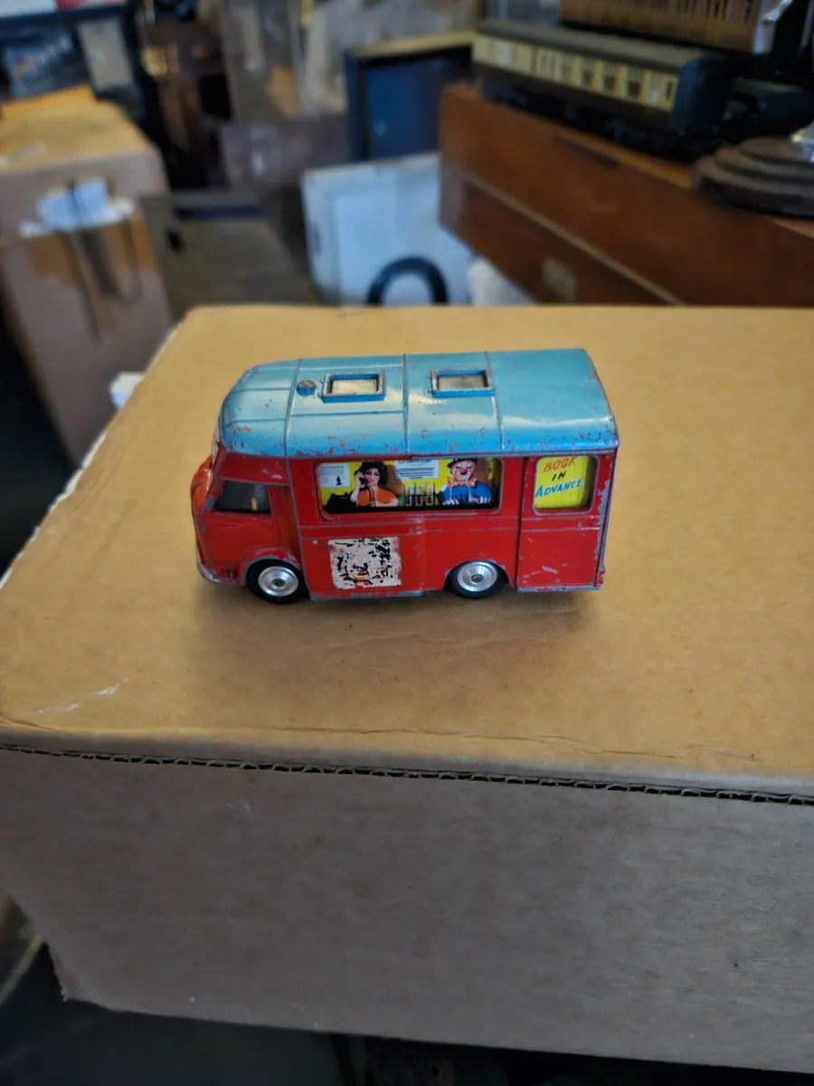 Corgi 1970's Chipperfields Circus Van - Image 2